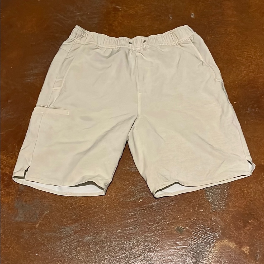 Roundtree & Yorke Tan Cargo Shorts with Relaxed Fit
